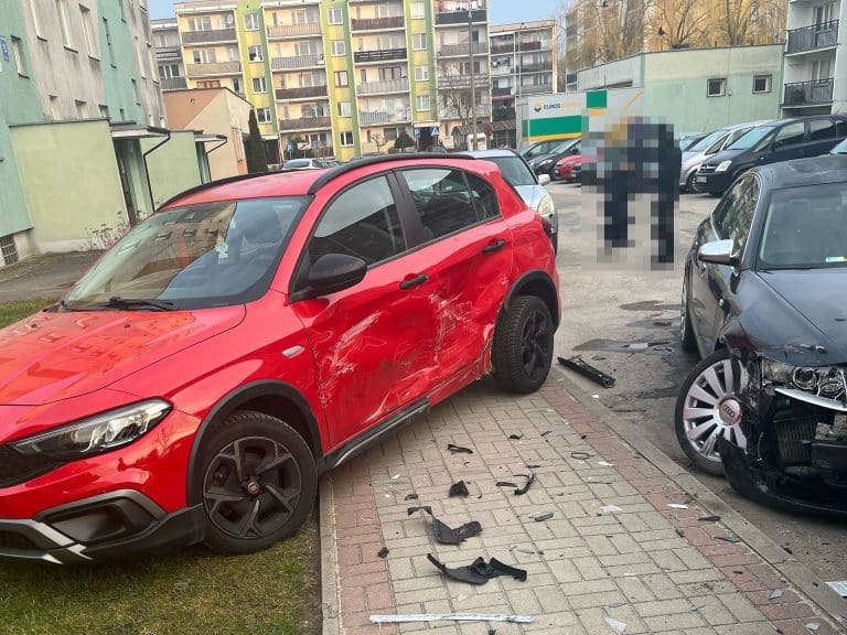 rozbił auta na parkingu