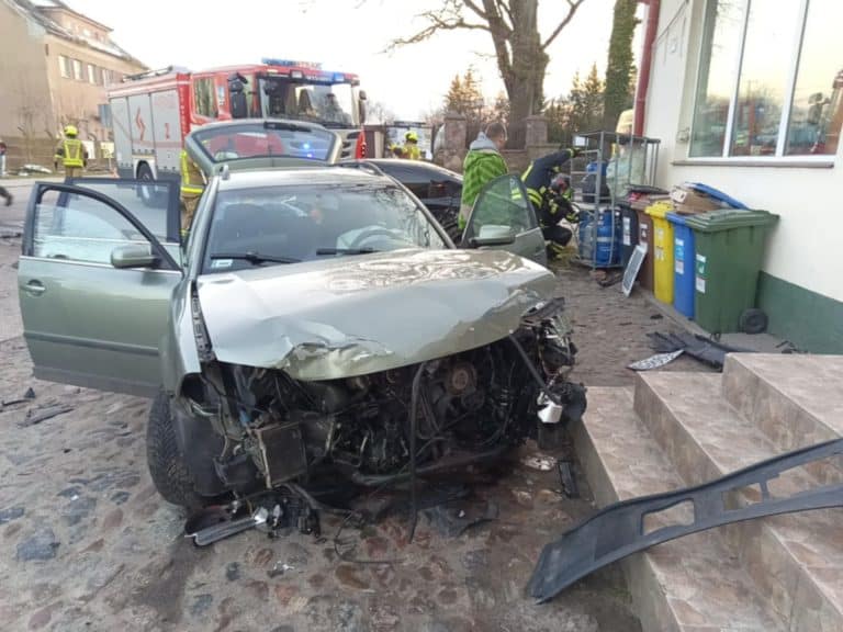 samochody zderzyły się i zatrzymały się na butlach gazowych