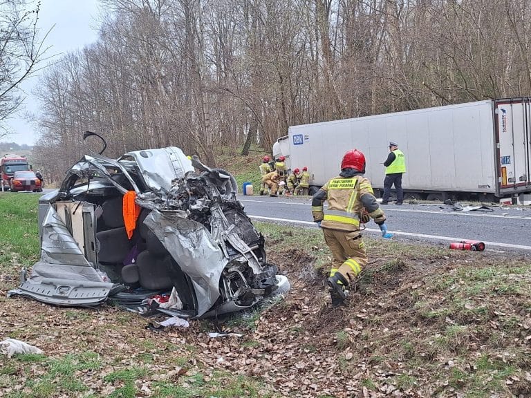 osobówka zderzyła się z ciężarówką