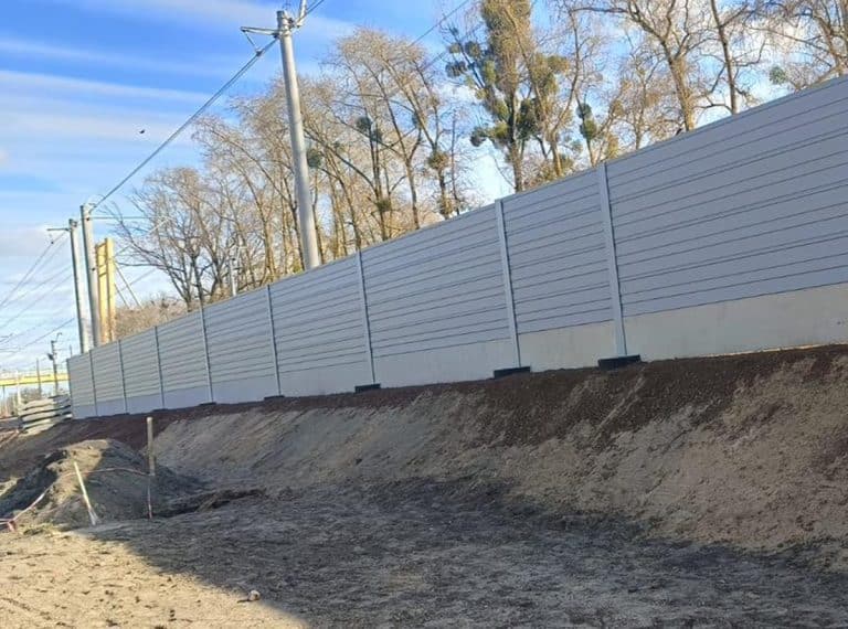 ekrany zasłaniające jezioro