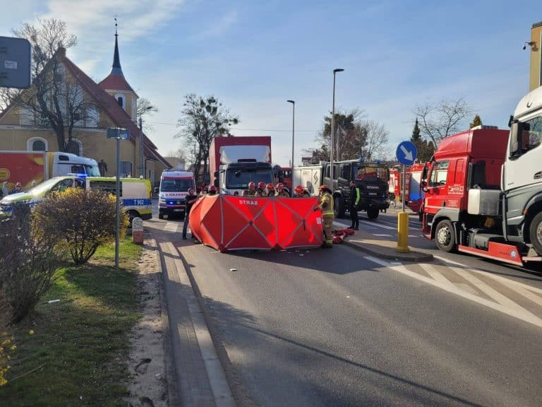 samochód cieżarowy potrącił dwie osoby