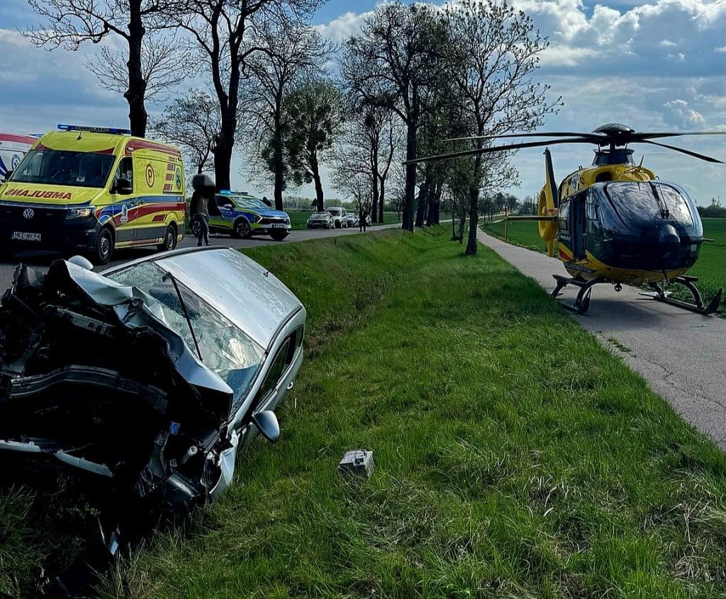 Ucierpiała rodzina z dziećmi. - Samochód rozbity na drzewie. Śmigłowiec zabrał poszkodowanych