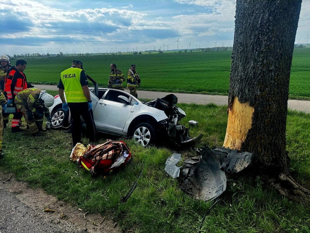 Ucierpiała rodzina z dziećmi. - Samochód rozbity na drzewie. Śmigłowiec zabrał poszkodowanych