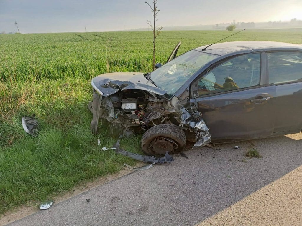 Policja bada przyczyny zdarzenia. - Czołowe zderzenie w powiecie nowomiejskim. Są ranni