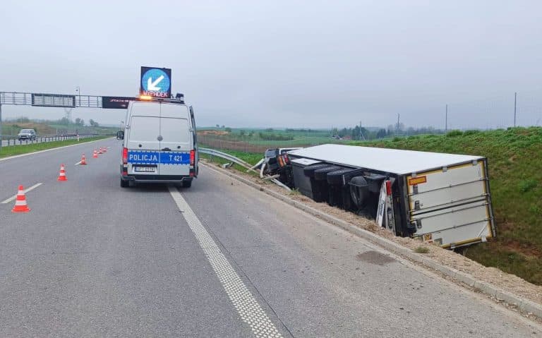 Ciężarówka wywróciła się i wpadła do rowu