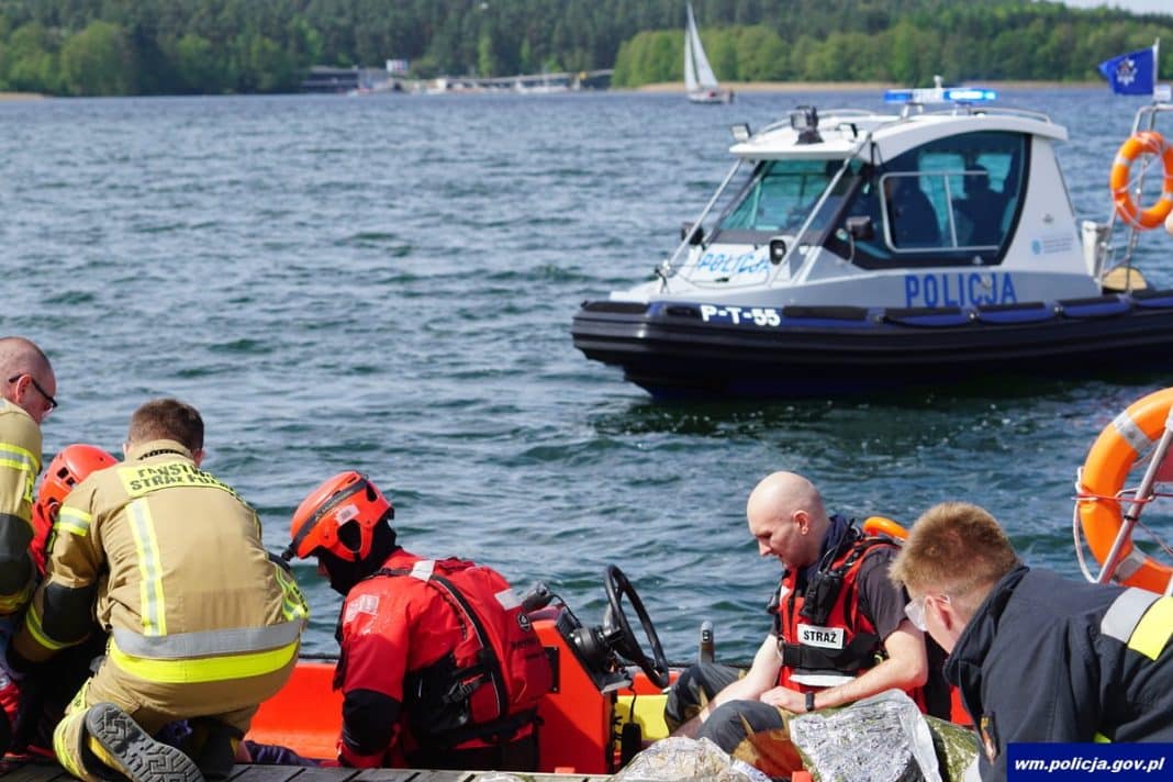 służby w akcji na jeziorze Ukiel