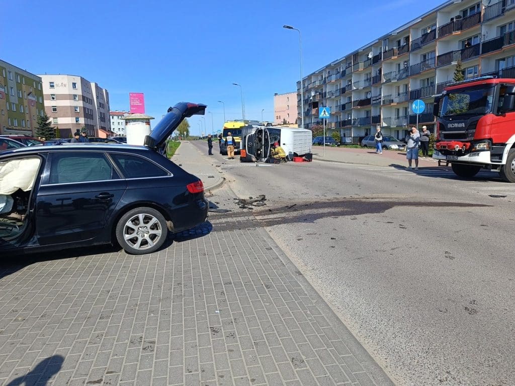 Szalona ucieczka 17-latka ulicami miasta. Na końcu uciekał pieszo. - Sceny jak z filmu akcji. 17-latek uciekał kradzionym audi i staranował busa