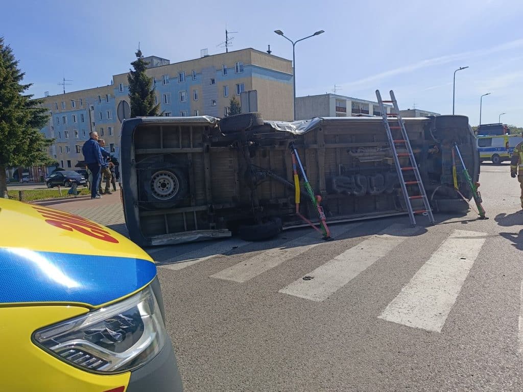 Szalona ucieczka 17-latka ulicami miasta. Na końcu uciekał pieszo. - Sceny jak z filmu akcji. 17-latek uciekał kradzionym audi i staranował busa