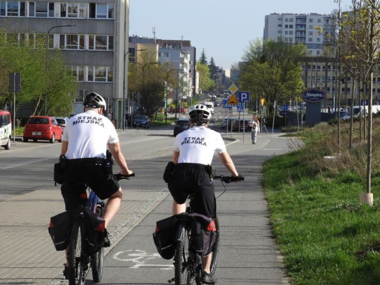 Strażnicy miejscy na rowerach.