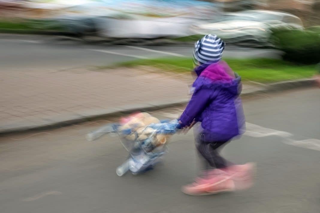 dziecko wybiegło na ulicę