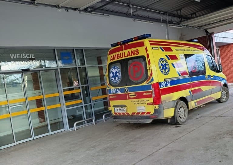 karetka pod szpitalem