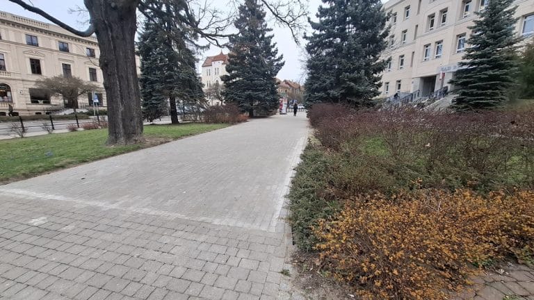 nowy chodnik przy sądzie w Olsztynie