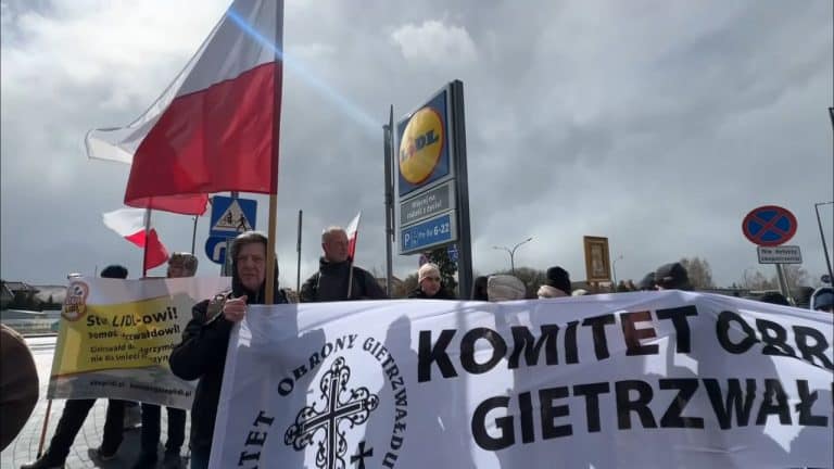 komitet obrony gietrzwałdu protestuje pod Lidlem