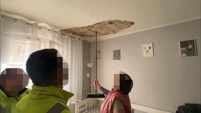 sufit spadł na kobietę