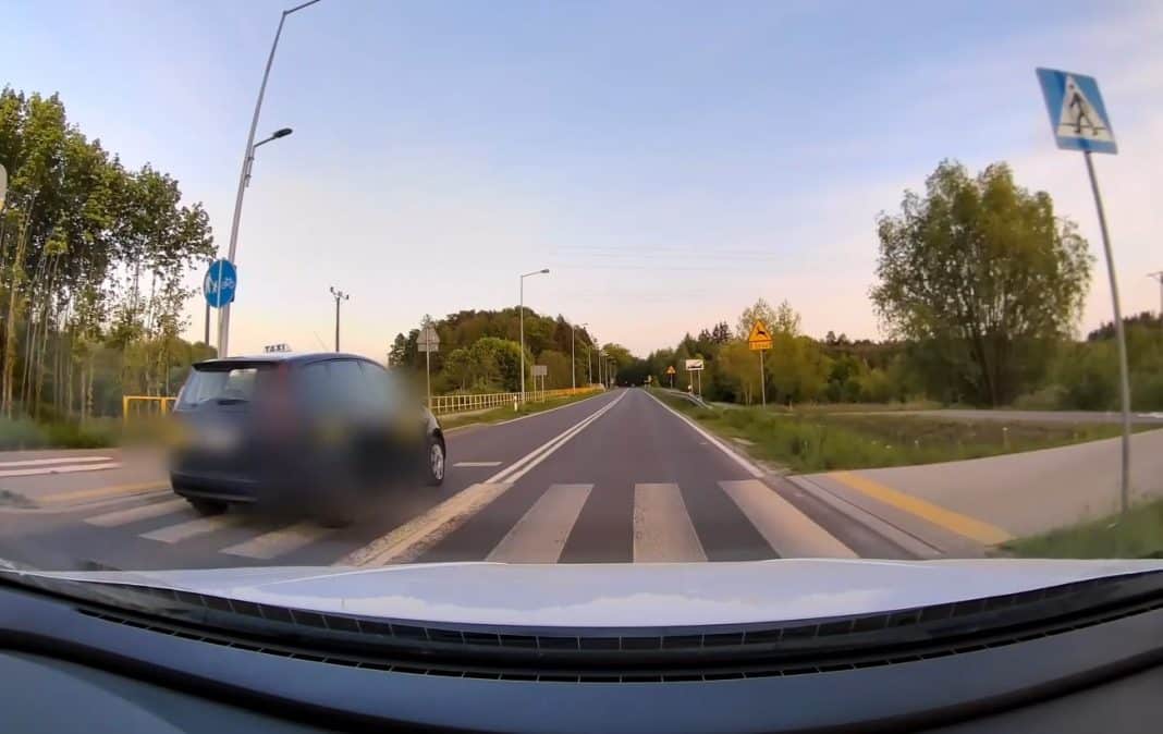 taksówka wyprzedza na pasach