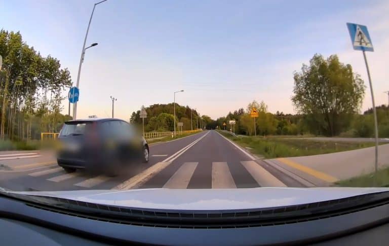 taksówka wyprzedza na pasach