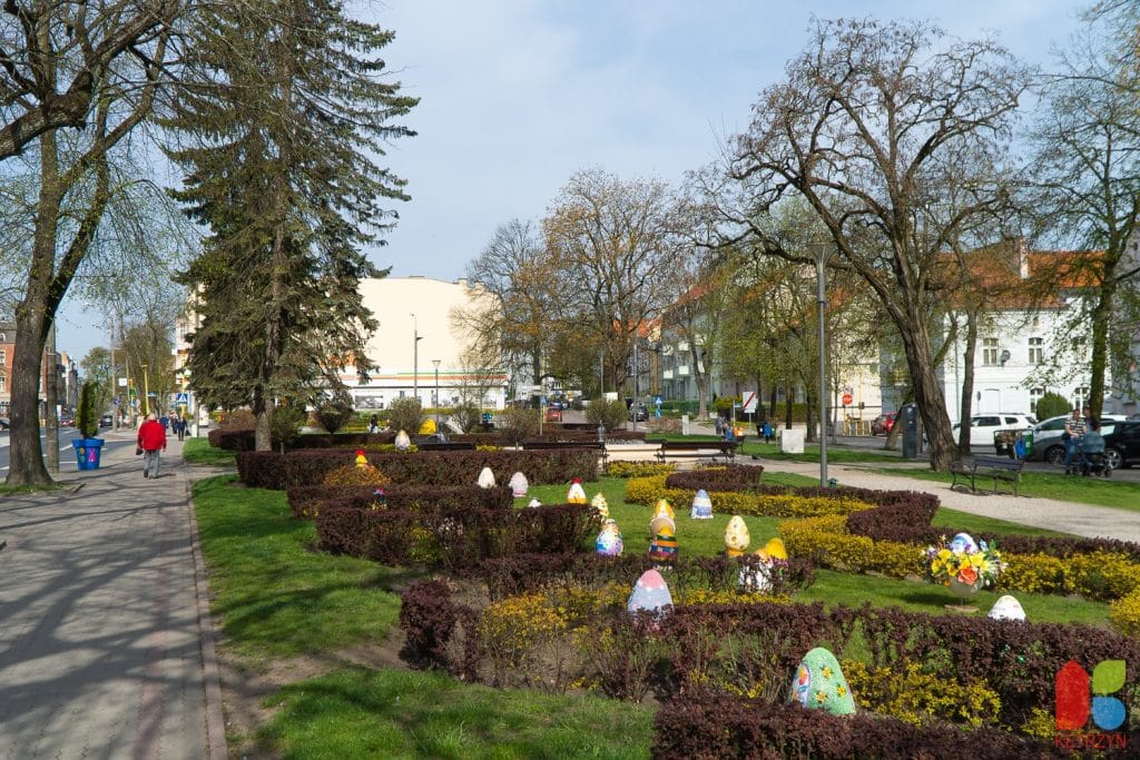 Kolorowe pisanki i zajączki zdobią centrum mazurskiego miasta. - Miasto na Mazurach pokazało, jak robi się Wielkanoc w przestrzeni publicznej