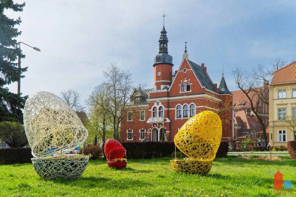 Kolorowe pisanki i zajączki zdobią centrum mazurskiego miasta. - Miasto na Mazurach pokazało, jak robi się Wielkanoc w przestrzeni publicznej