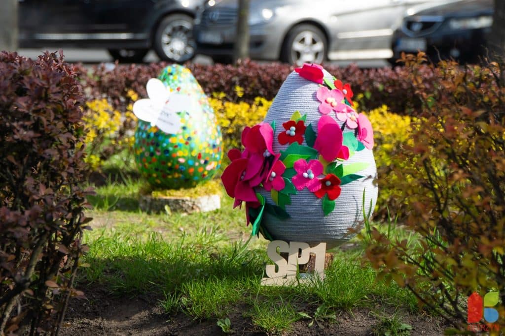Kolorowe pisanki i zajączki zdobią centrum mazurskiego miasta. - Miasto na Mazurach pokazało, jak robi się Wielkanoc w przestrzeni publicznej