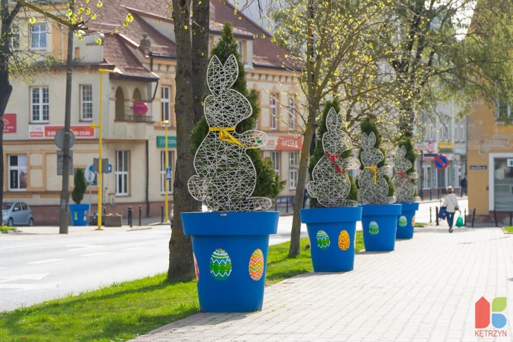 Kolorowe pisanki i zajączki zdobią centrum mazurskiego miasta. - Miasto na Mazurach pokazało, jak robi się Wielkanoc w przestrzeni publicznej