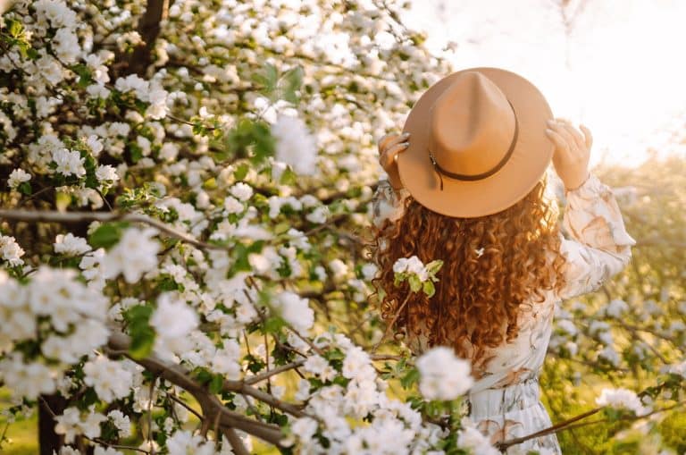 Zimowa garderoba schodzi na bok – jak ubierać się z głową, gdy nadchodzi wiosna?