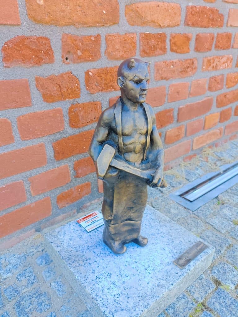 Olsztyn trochę bardziej magiczny? - W Olsztynie pojawiło się 15 małych figurek postaci nawiązujących do baśni i legend