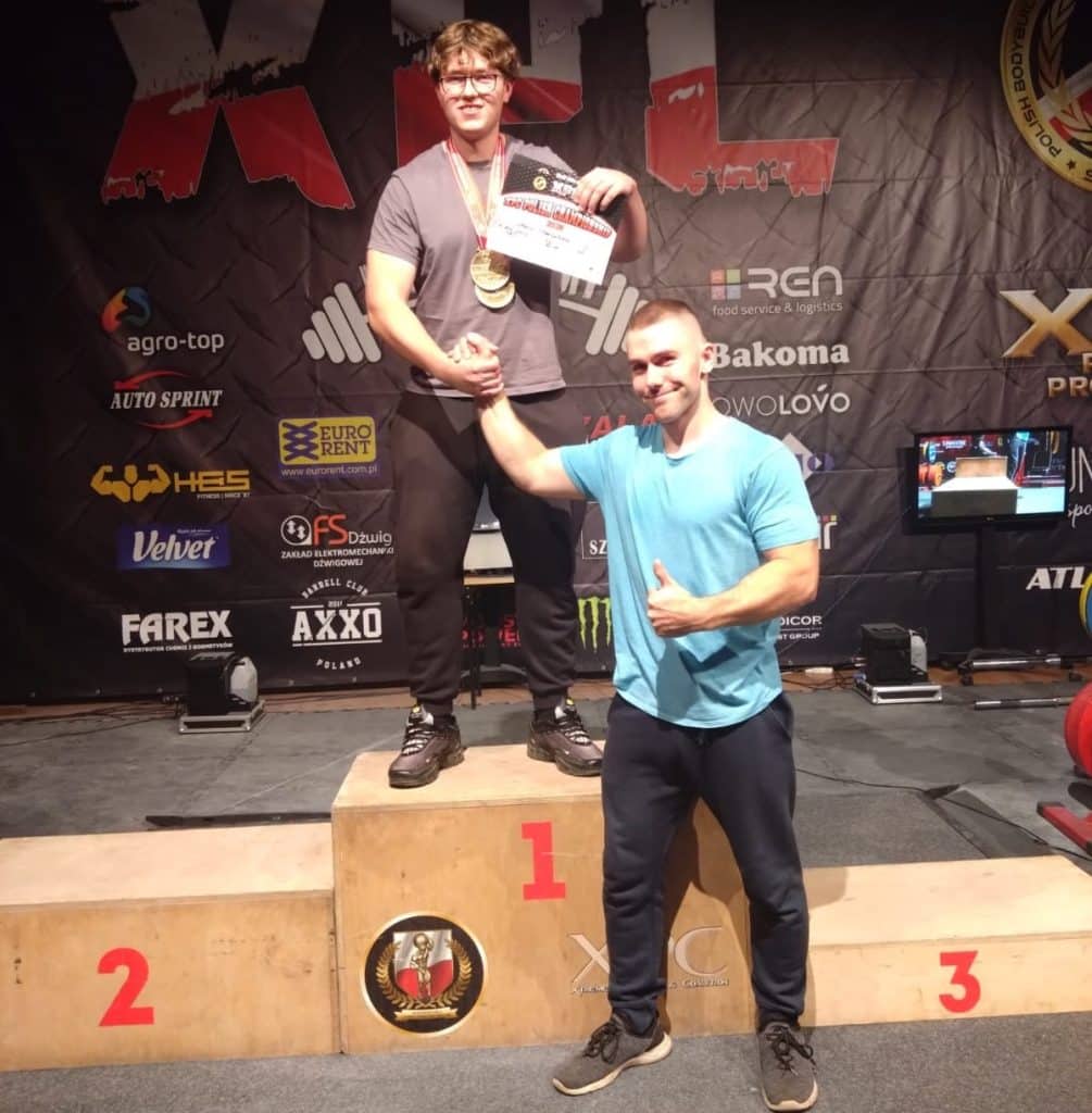 Młody zawodnik zaczynał w piwnicy, dziś ma dwa złote medale. - Siedemnastolatek z Olsztyna złotym medalistą na Mistrzostwach Polski w Trójboju Siłowym