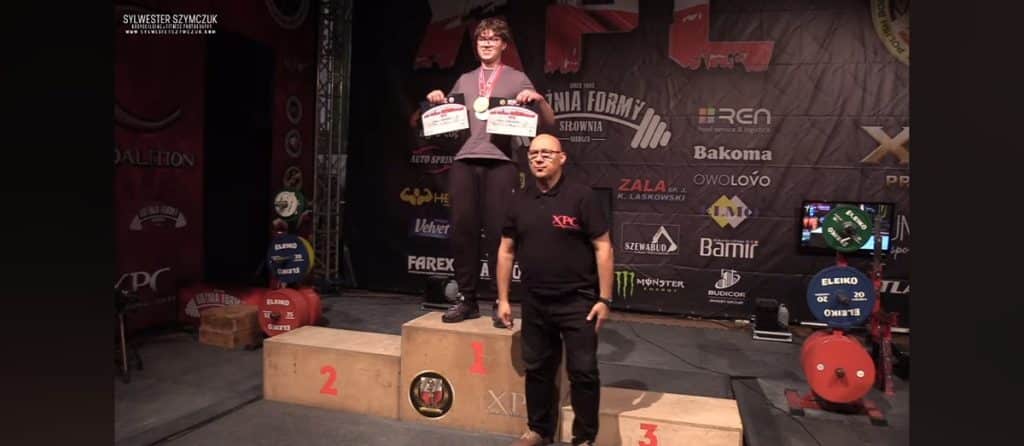 Młody zawodnik zaczynał w piwnicy, dziś ma dwa złote medale. - Siedemnastolatek z Olsztyna złotym medalistą na Mistrzostwach Polski w Trójboju Siłowym