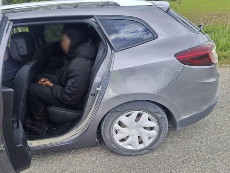 samochód z obcokrajowcami