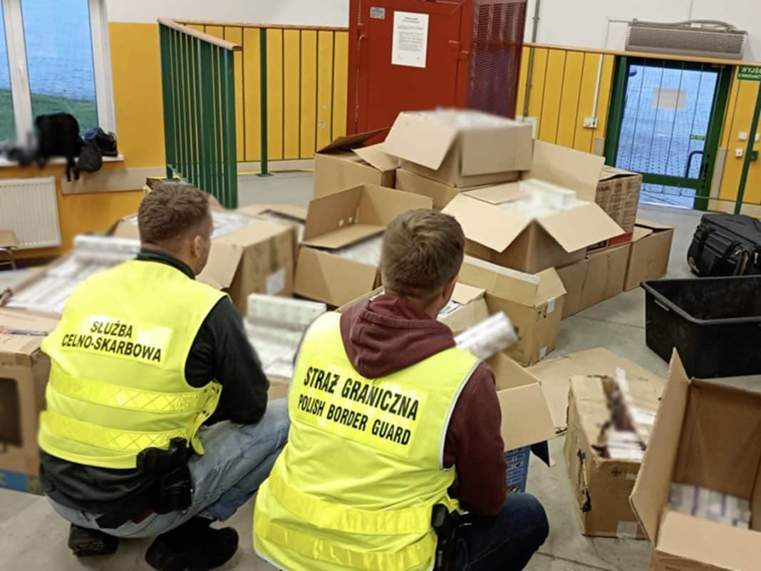 znalezione w podwójnej podłodze papierosy