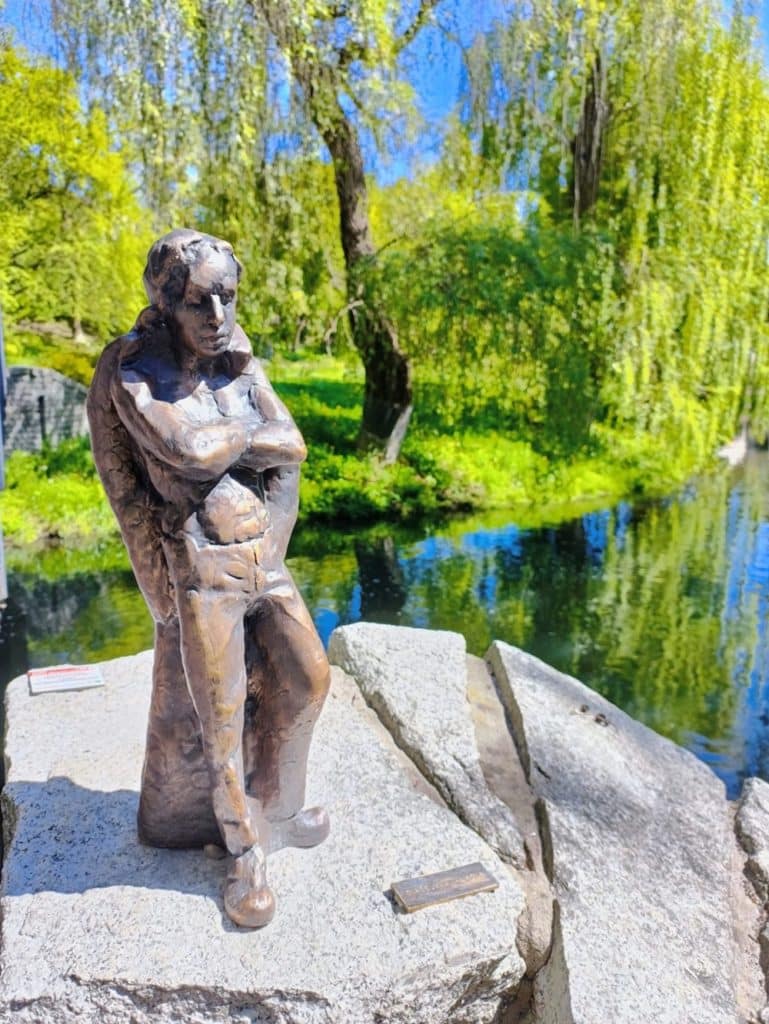 Olsztyn trochę bardziej magiczny? - W Olsztynie pojawiło się 15 małych figurek postaci nawiązujących do baśni i legend