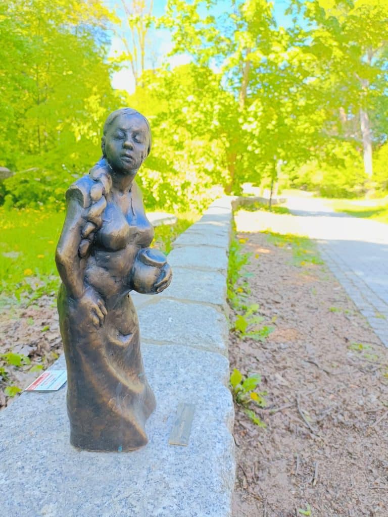 Olsztyn trochę bardziej magiczny? - W Olsztynie pojawiło się 15 małych figurek postaci nawiązujących do baśni i legend