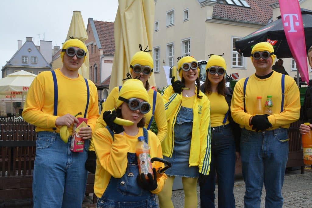 Studenci maszerowali w dobrych humorach mimo deszczu. - Studencka Parada Wydziałów przeszła ulicami Olsztyna. Rozpoczęła się Kortowiada 2025!