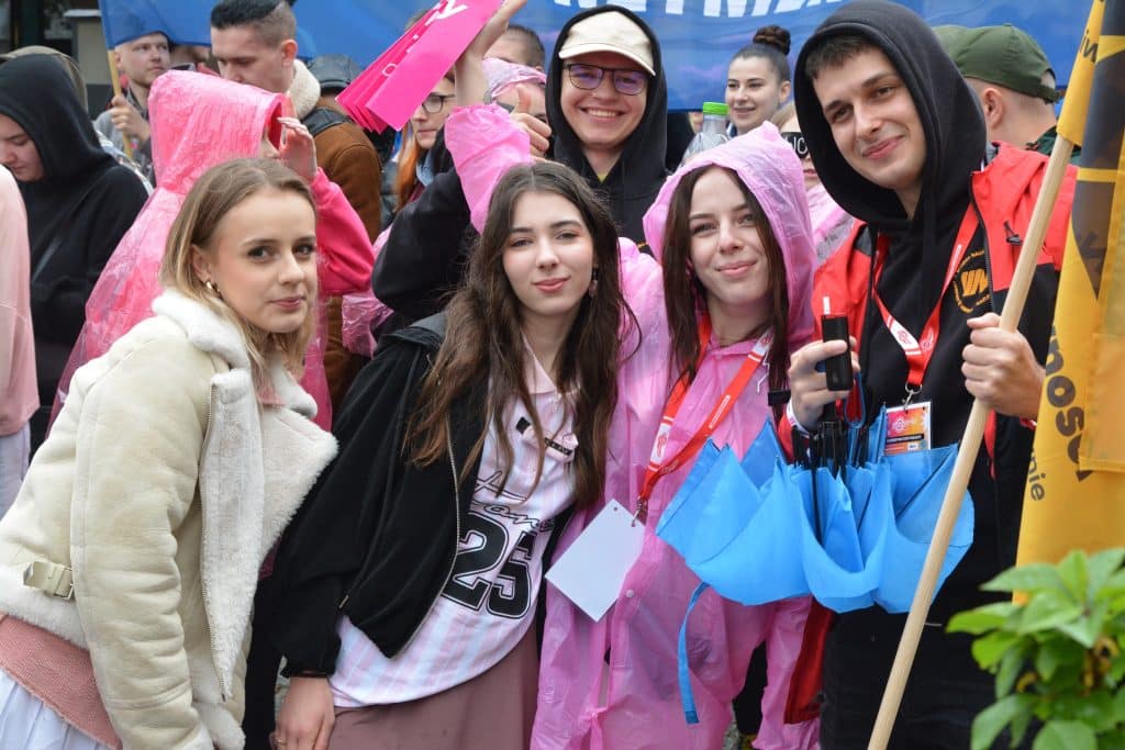 Studenci maszerowali w dobrych humorach mimo deszczu. - Studencka Parada Wydziałów przeszła ulicami Olsztyna. Rozpoczęła się Kortowiada 2025!