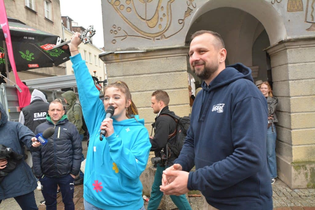 Studenci maszerowali w dobrych humorach mimo deszczu. - Studencka Parada Wydziałów przeszła ulicami Olsztyna. Rozpoczęła się Kortowiada 2025!
