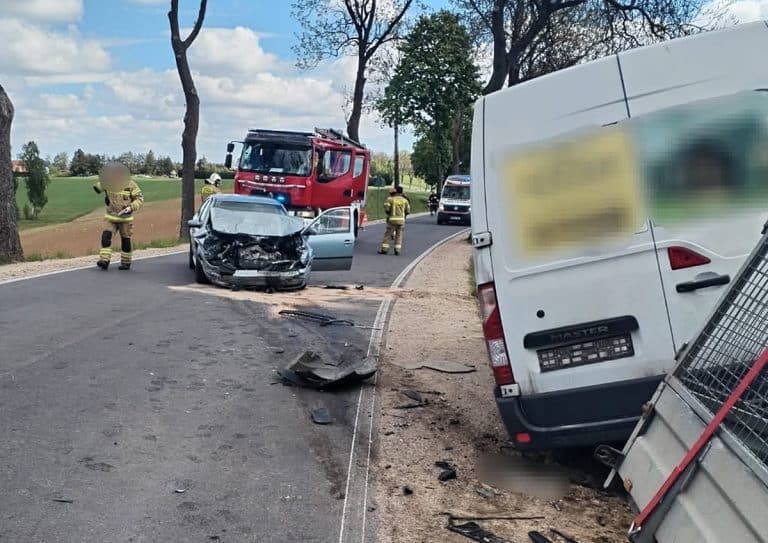 czołowe zderzenie z dostawczakiem