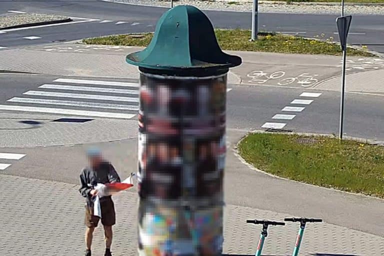 mężczyzna zrywa plakaty wyborcze