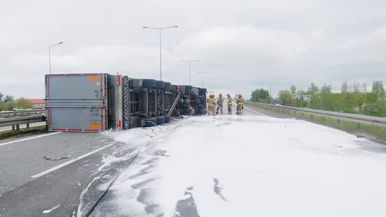 wywrócona ciężarówka