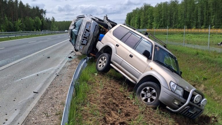 Samochód z lawetą wpadł w bariery.