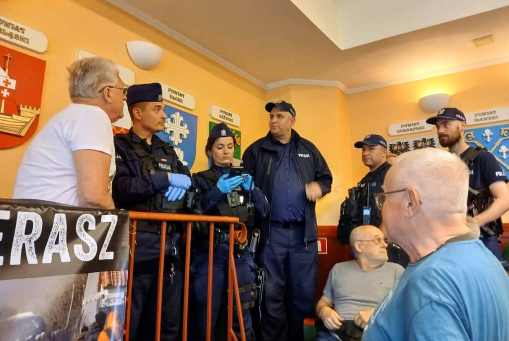 Mieszkańcy protestują przeciwko centrum dla cudzoziemców w Olsztynie. - Burza wokół centrum integracji nielegalnych imigrantów w Olsztynie. Do urzędu wkroczyła policja