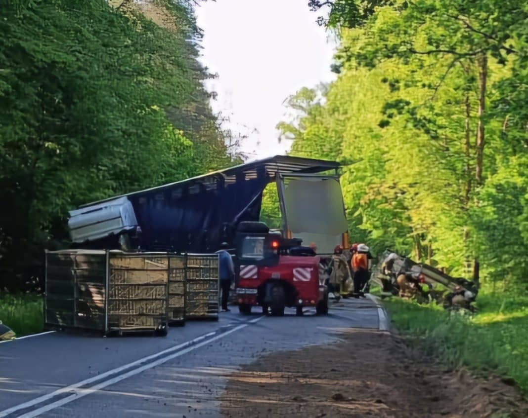 Ciężarówka stanęła w poprzek