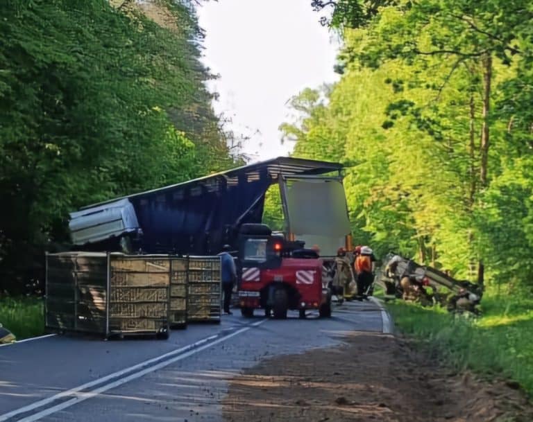 Ciężarówka stanęła w poprzek