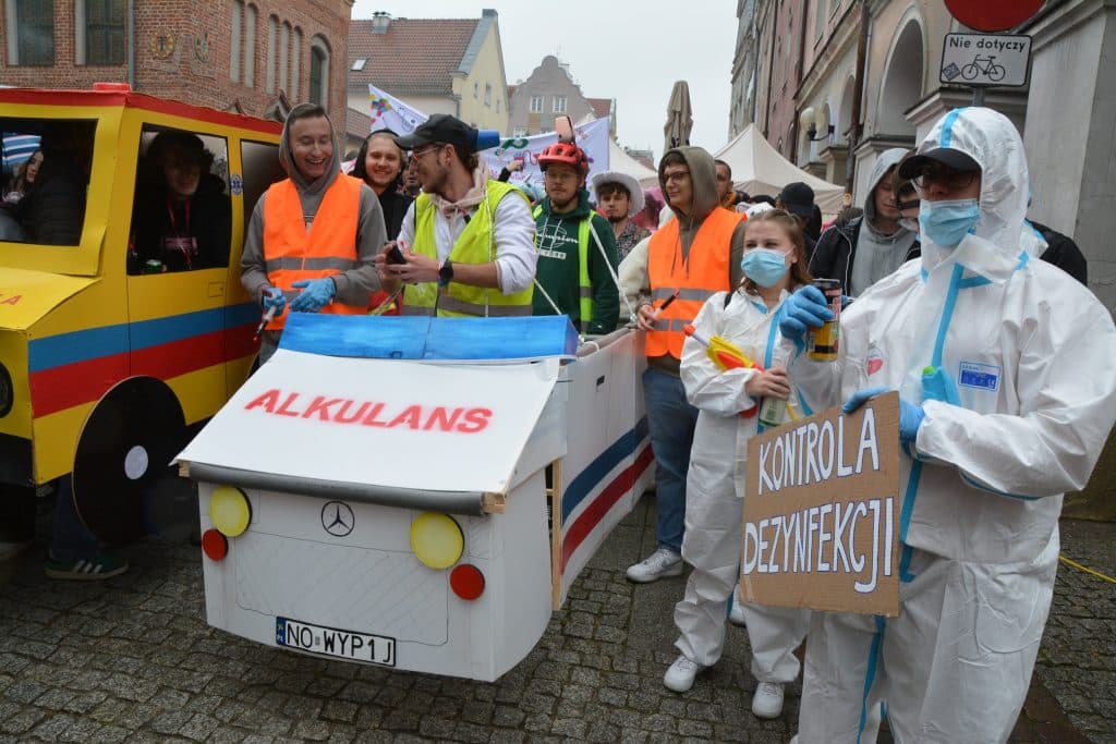 Studenci maszerowali w dobrych humorach mimo deszczu. - Studencka Parada Wydziałów przeszła ulicami Olsztyna. Rozpoczęła się Kortowiada 2025!