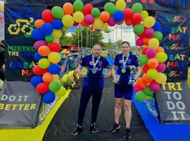 policjanci z pucharami