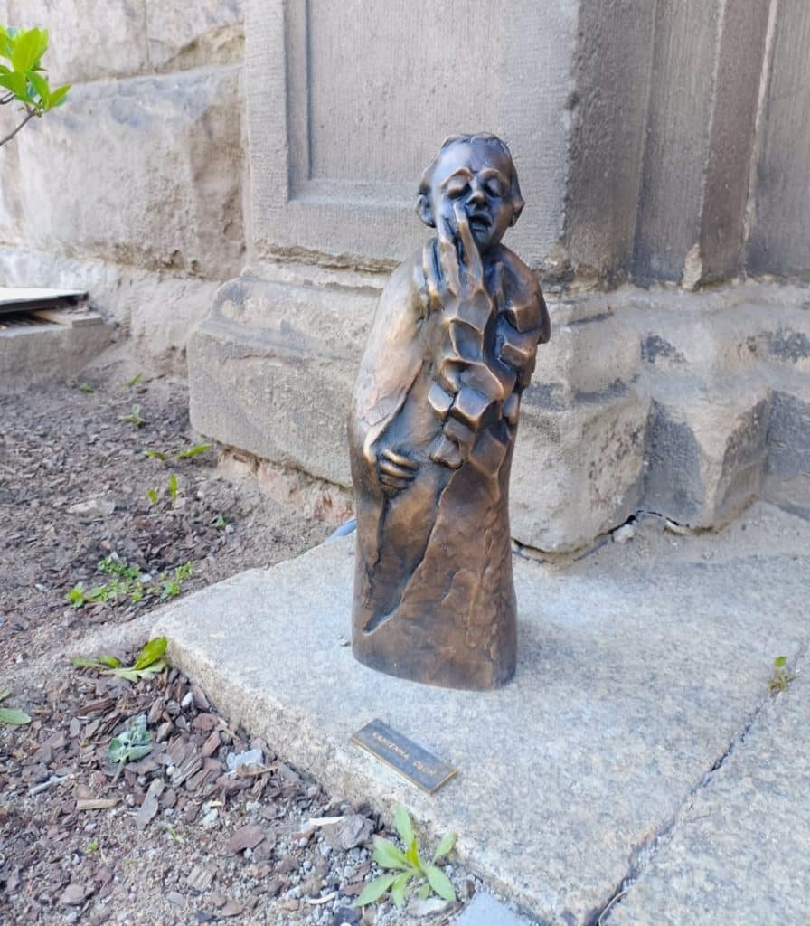 Olsztyn trochę bardziej magiczny? - W Olsztynie pojawiło się 15 małych figurek postaci nawiązujących do baśni i legend