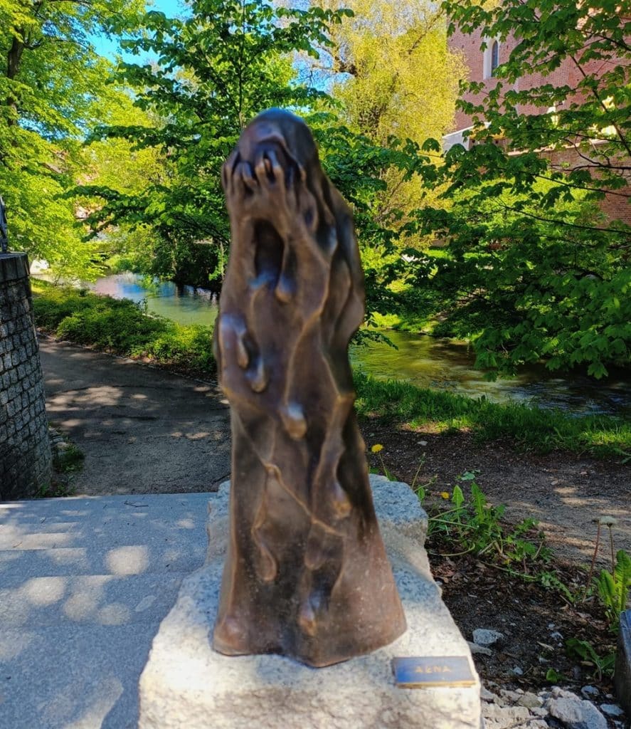 Olsztyn trochę bardziej magiczny? - W Olsztynie pojawiło się 15 małych figurek postaci nawiązujących do baśni i legend