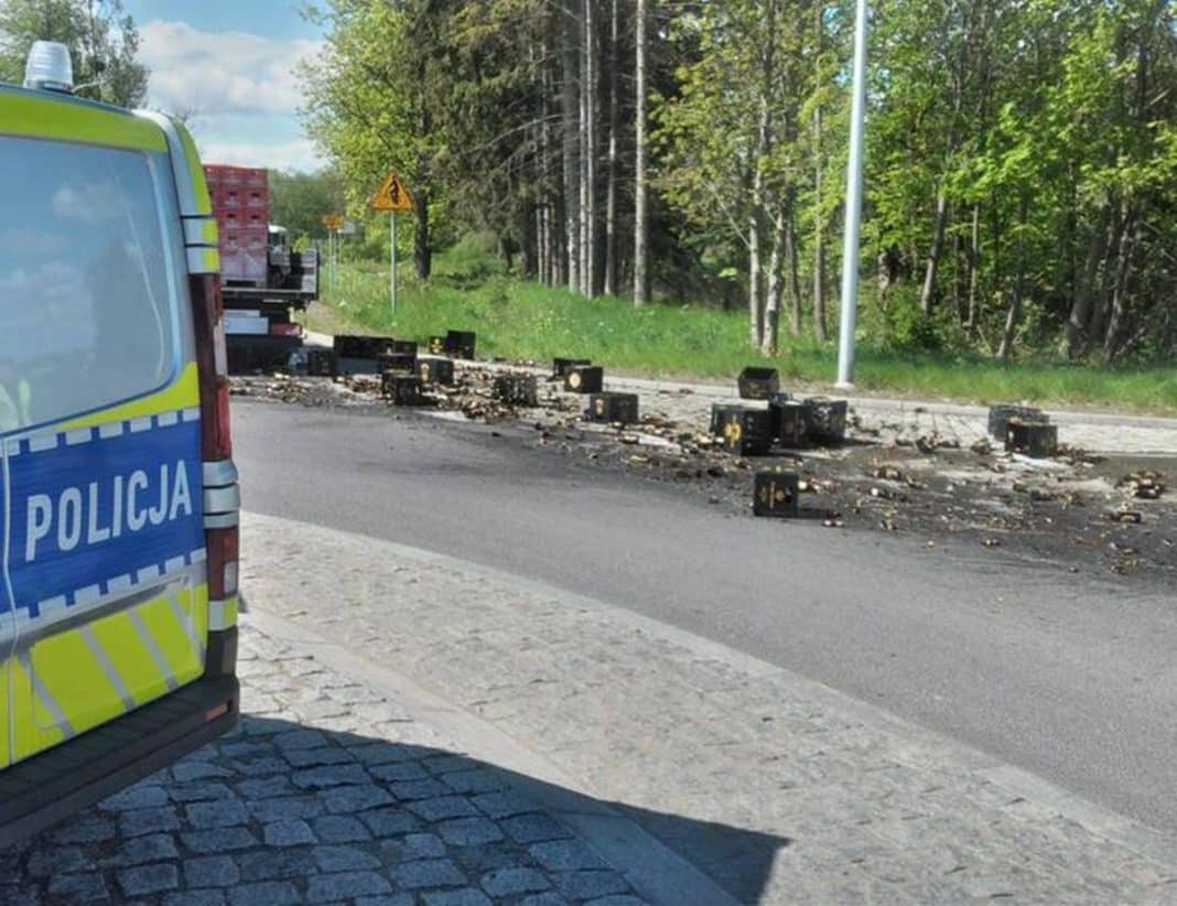 butelki z piwem wysypały się na drogę