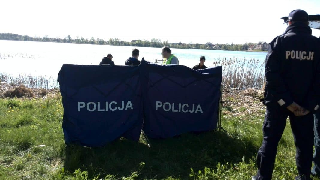 służby nad brzegiem jeziora