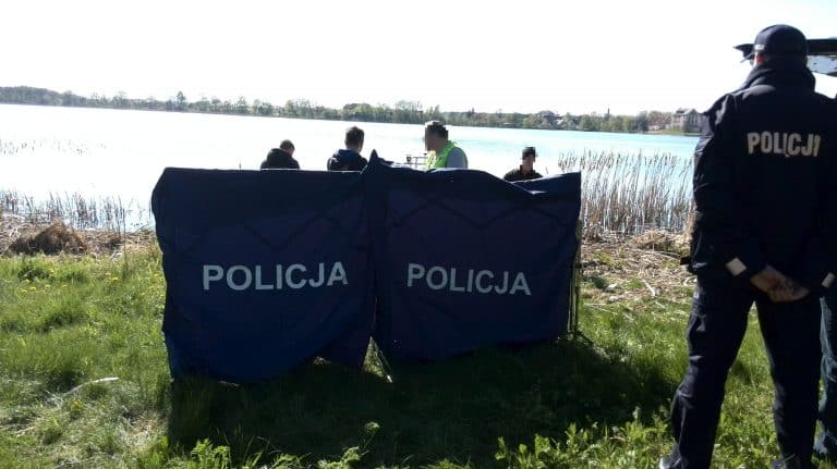 służby nad brzegiem jeziora