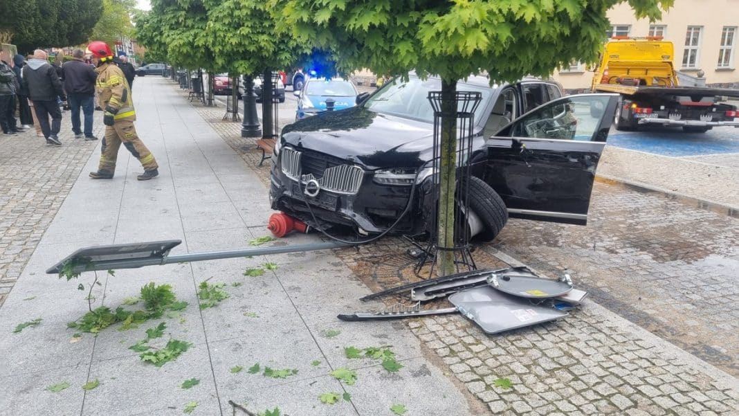 samochód staranował Urząd Miasta
